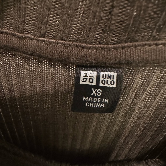 Uniqlo Ribbed Green Long Sleeve Turtleneck Shirt - Picture 2 of 3